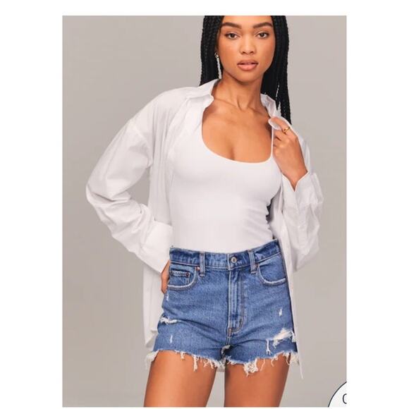 EUC A & F The Mom Short High Rise Denim Shorts Women’s 28/6 Distressed Raw Hem - Picture 2 of 9